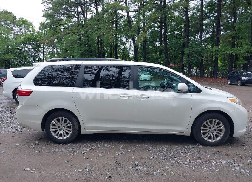 Photo 13 of 2016 Toyota Sienna XLE 8 PASSENGER (VIN 5TDYK3DC9GS756582)