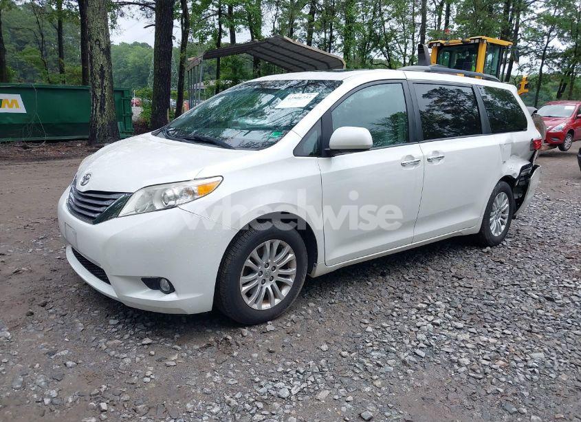 Photo 2 of 2016 Toyota Sienna XLE 8 PASSENGER (VIN 5TDYK3DC9GS756582)