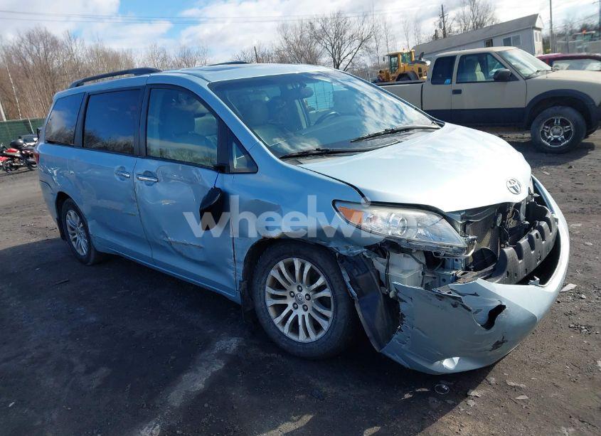 2016 Toyota Sienna XLE PREMIUM 8 PASSENGER (VIN 5TDYK3DC9GS758610) main photo