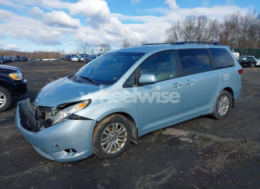 Photo 2 of 2016 Toyota Sienna XLE PREMIUM 8 PASSENGER (VIN 5TDYK3DC9GS758610)
