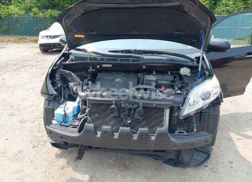 Photo 10 of 2011 Toyota Sienna XLE V6 (VIN 5TDYK3DCXBS016760)