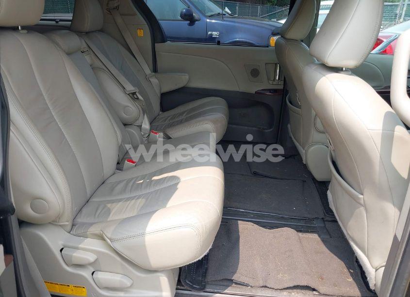 Photo 8 of 2011 Toyota Sienna XLE V6 (VIN 5TDYK3DCXBS016760)