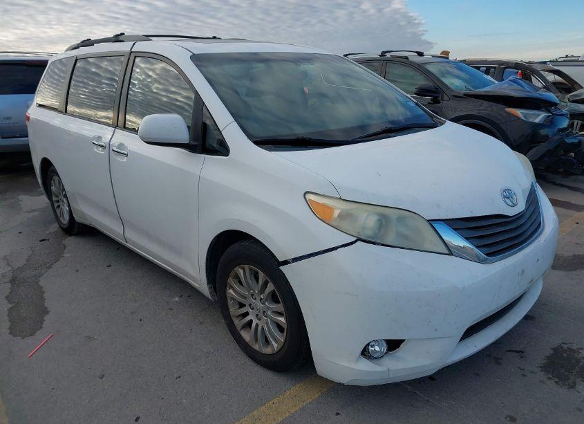 2011 Toyota Sienna XLE V6 (VIN 5TDYK3DCXBS034868) main photo