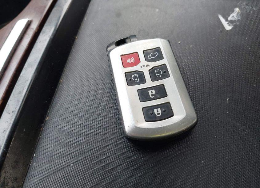 Photo 11 of 2011 Toyota Sienna XLE V6 (VIN 5TDYK3DCXBS034868)