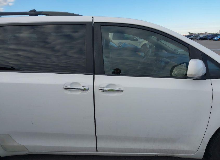 Photo 13 of 2011 Toyota Sienna XLE V6 (VIN 5TDYK3DCXBS034868)