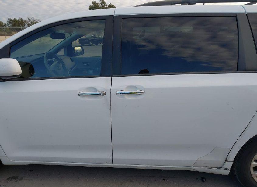 Photo 14 of 2011 Toyota Sienna XLE V6 (VIN 5TDYK3DCXBS034868)