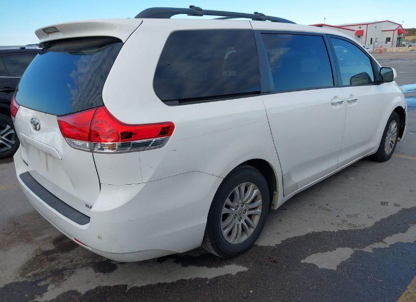 Photo 4 of 2011 Toyota Sienna XLE V6 (VIN 5TDYK3DCXBS034868)
