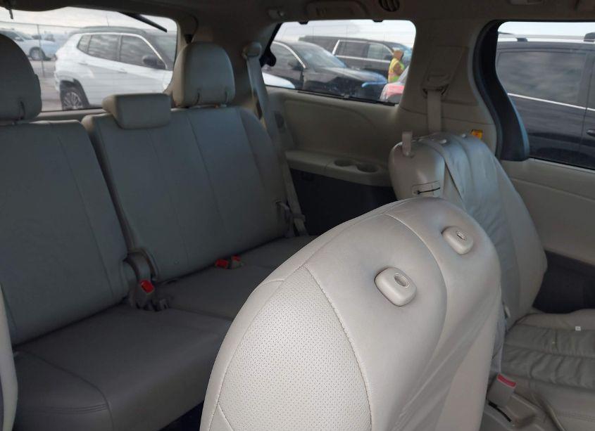 Photo 8 of 2011 Toyota Sienna XLE V6 (VIN 5TDYK3DCXBS034868)