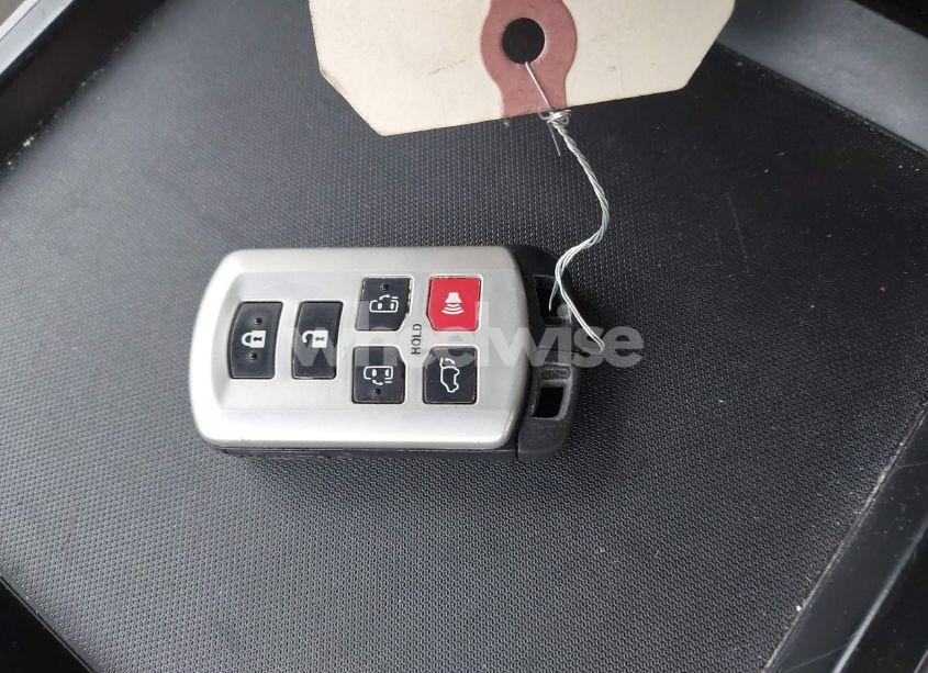 Photo 11 of 2011 Toyota Sienna XLE V6 (VIN 5TDYK3DCXBS082578)