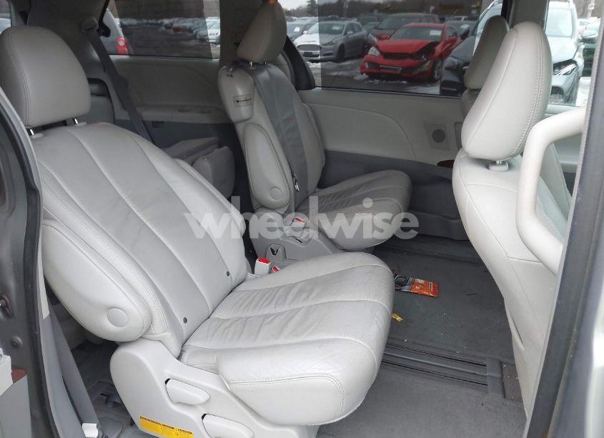 Photo 8 of 2011 Toyota Sienna XLE V6 (VIN 5TDYK3DCXBS082578)