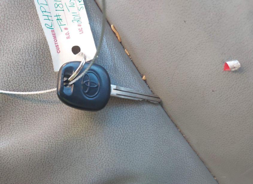 Photo 11 of 2011 Toyota Sienna XLE V6 (VIN 5TDYK3DCXBS102750)