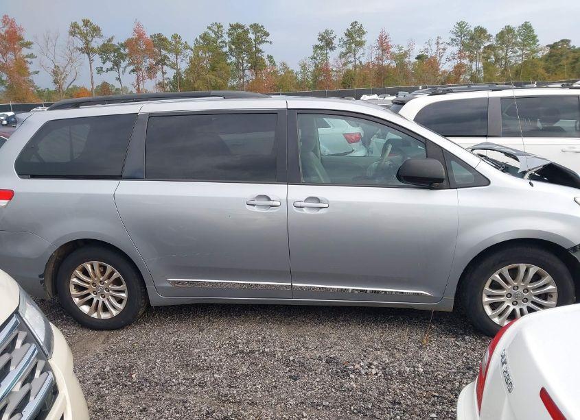 Photo 13 of 2011 Toyota Sienna XLE V6 (VIN 5TDYK3DCXBS102750)