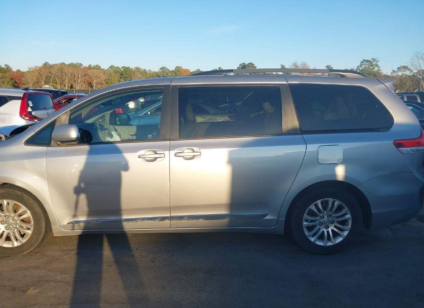 Photo 14 of 2011 Toyota Sienna XLE V6 (VIN 5TDYK3DCXBS102750)