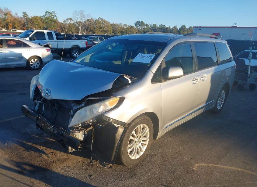 Photo 2 of 2011 Toyota Sienna XLE V6 (VIN 5TDYK3DCXBS102750)