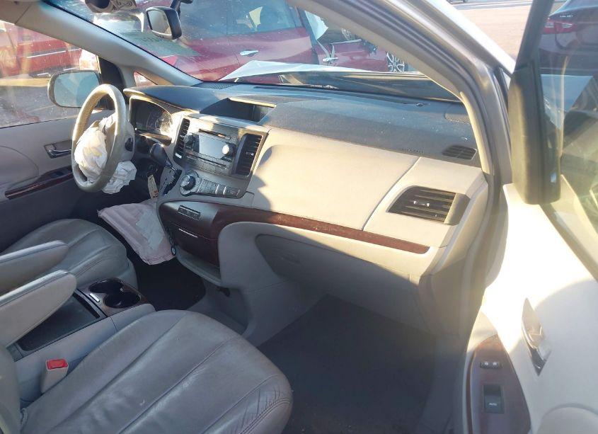 Photo 5 of 2011 Toyota Sienna XLE V6 (VIN 5TDYK3DCXBS102750)