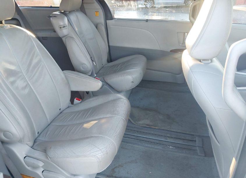 Photo 8 of 2011 Toyota Sienna XLE V6 (VIN 5TDYK3DCXBS102750)