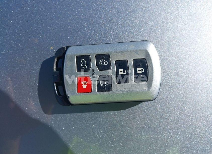 Photo 11 of 2011 Toyota Sienna XLE V6 (VIN 5TDYK3DCXBS113344)