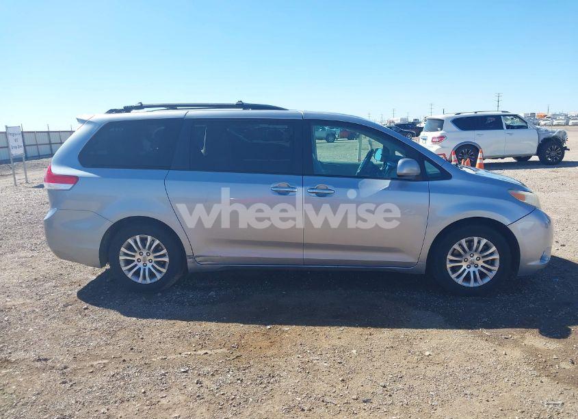 Photo 13 of 2011 Toyota Sienna XLE V6 (VIN 5TDYK3DCXBS113344)