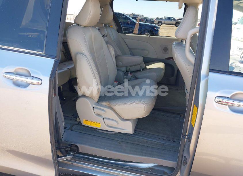 Photo 8 of 2011 Toyota Sienna XLE V6 (VIN 5TDYK3DCXBS113344)