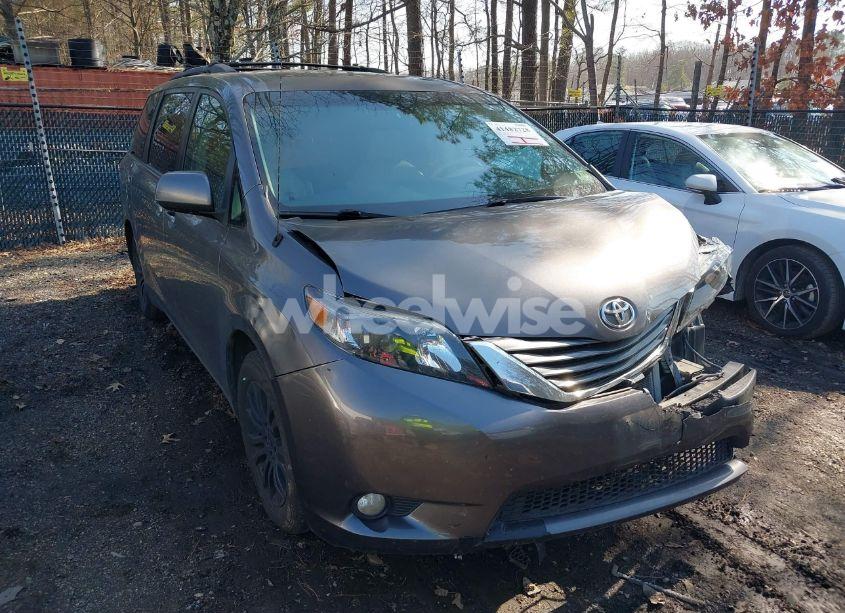 2011 Toyota Sienna XLE V6 (VIN 5TDYK3DCXBS129995) main photo
