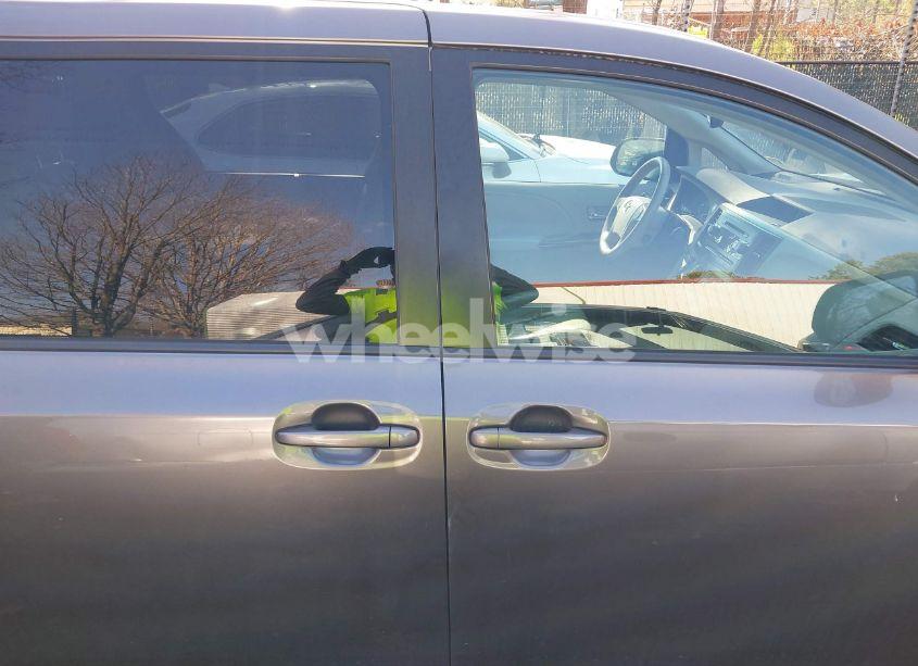 Photo 13 of 2011 Toyota Sienna XLE V6 (VIN 5TDYK3DCXBS129995)