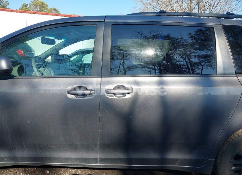 Photo 14 of 2011 Toyota Sienna XLE V6 (VIN 5TDYK3DCXBS129995)