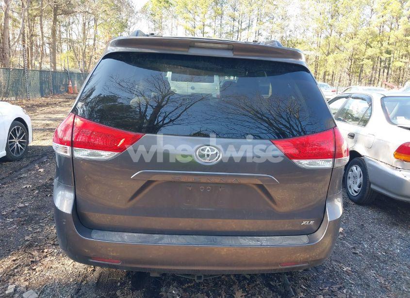 Photo 16 of 2011 Toyota Sienna XLE V6 (VIN 5TDYK3DCXBS129995)