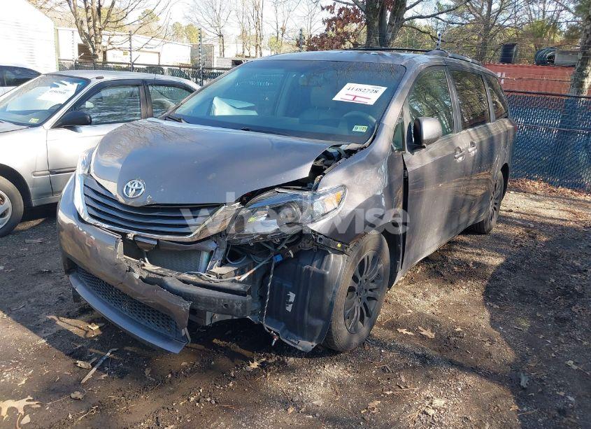 Photo 2 of 2011 Toyota Sienna XLE V6 (VIN 5TDYK3DCXBS129995)
