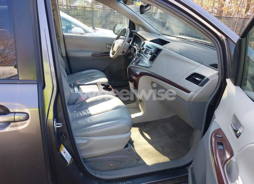 Photo 5 of 2011 Toyota Sienna XLE V6 (VIN 5TDYK3DCXBS129995)