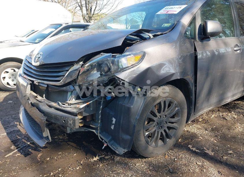 Photo 6 of 2011 Toyota Sienna XLE V6 (VIN 5TDYK3DCXBS129995)