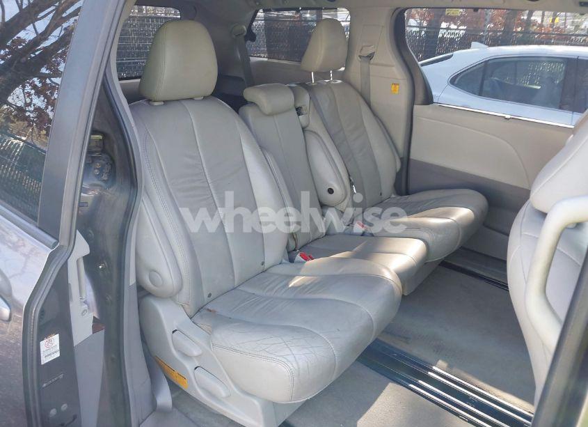 Photo 8 of 2011 Toyota Sienna XLE V6 (VIN 5TDYK3DCXBS129995)