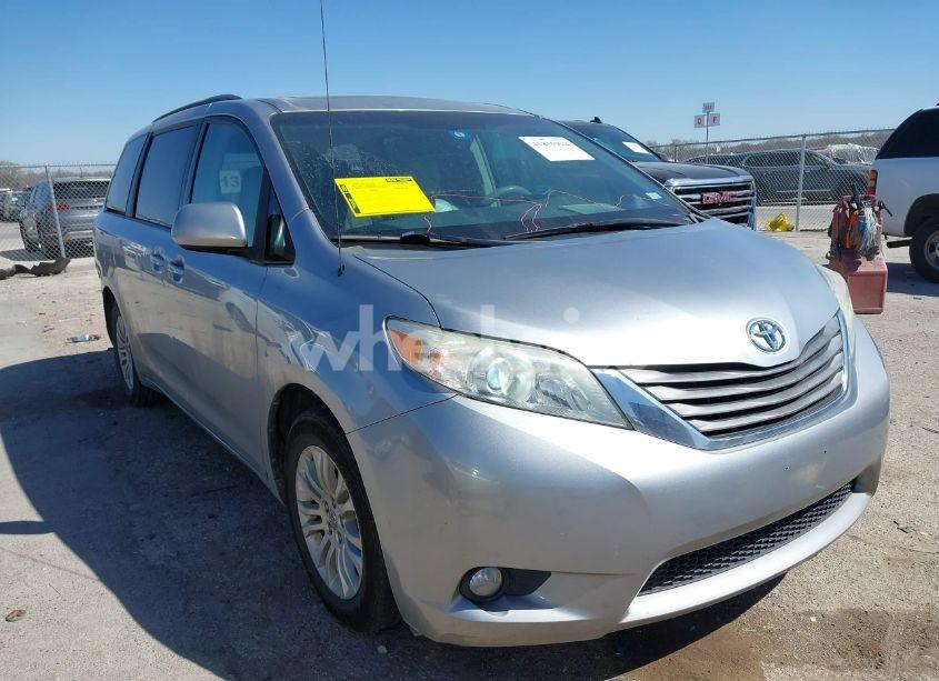2011 Toyota Sienna XLE V6 (VIN 5TDYK3DCXBS172586) main photo