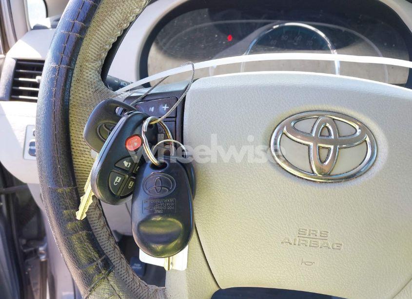 Photo 11 of 2011 Toyota Sienna XLE V6 (VIN 5TDYK3DCXBS172586)