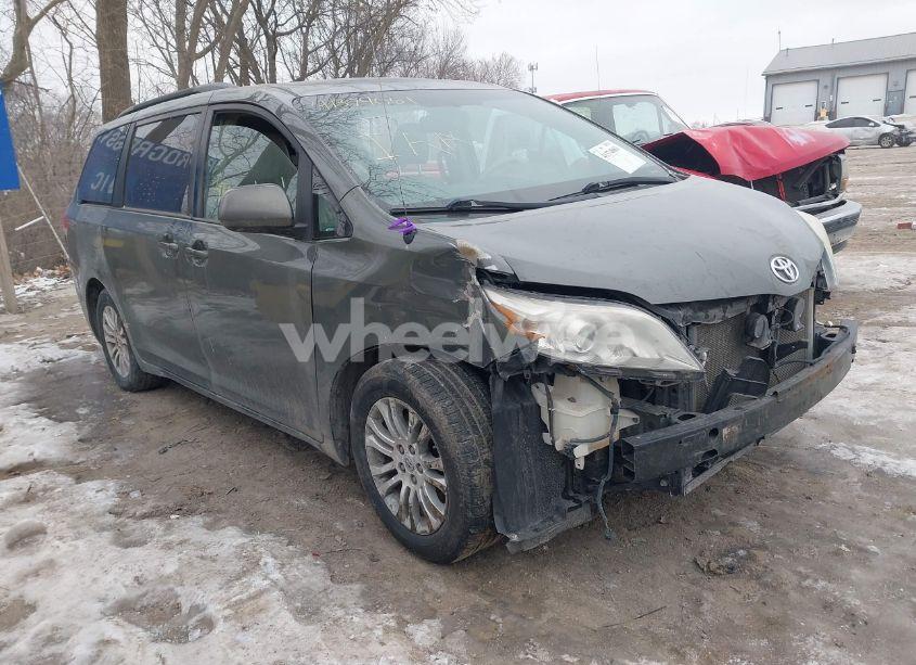 2012 Toyota Sienna XLE V6 8 PASSENGER (VIN 5TDYK3DCXCS206978) main photo
