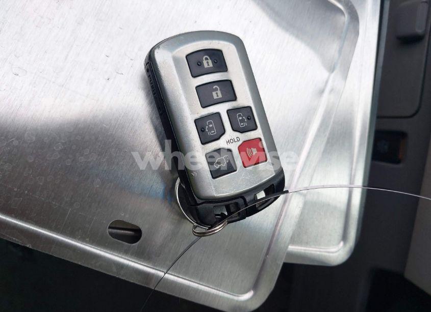 Photo 11 of 2012 Toyota Sienna XLE/LIMITED (VIN 5TDYK3DCXCS229015)