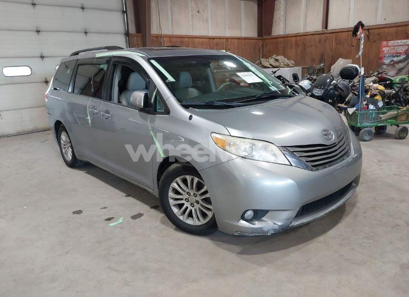 2013 Toyota Sienna XLE V6 8 PASSENGER (VIN 5TDYK3DCXDS313143) main photo