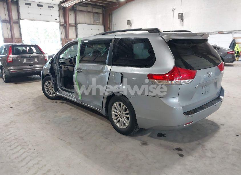 Photo 3 of 2013 Toyota Sienna XLE V6 8 PASSENGER (VIN 5TDYK3DCXDS313143)