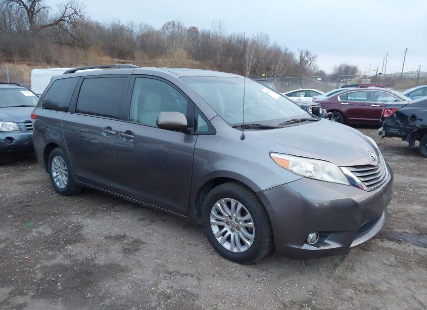 2013 Toyota Sienna XLE V6 8 PASSENGER (VIN 5TDYK3DCXDS331867) main photo