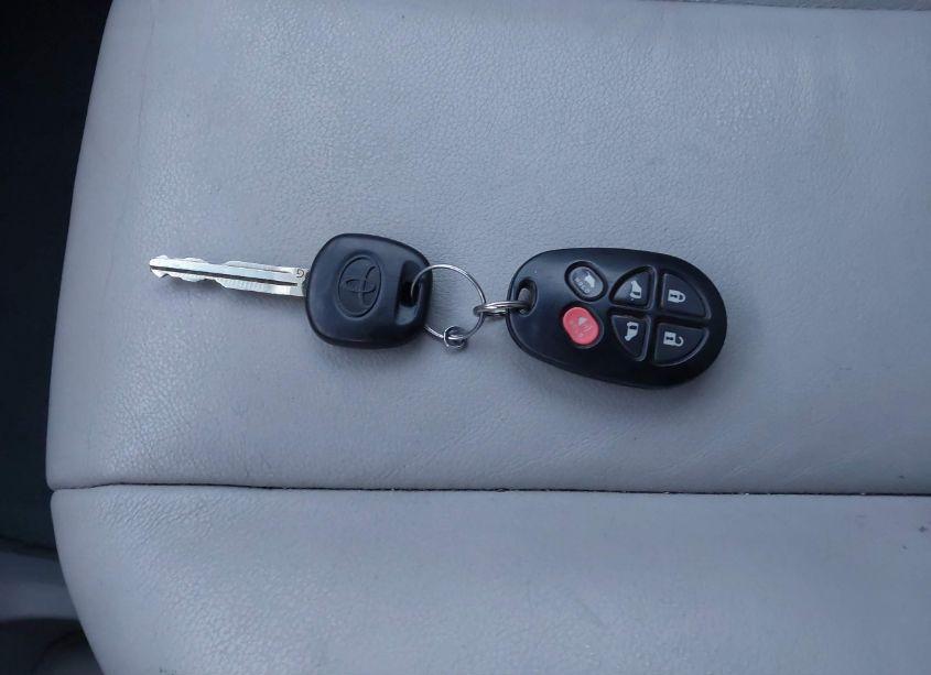 Photo 11 of 2013 Toyota Sienna XLE V6 8 PASSENGER (VIN 5TDYK3DCXDS331867)