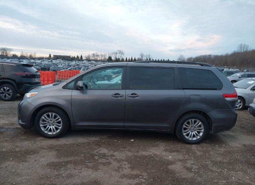 Photo 14 of 2013 Toyota Sienna XLE V6 8 PASSENGER (VIN 5TDYK3DCXDS331867)