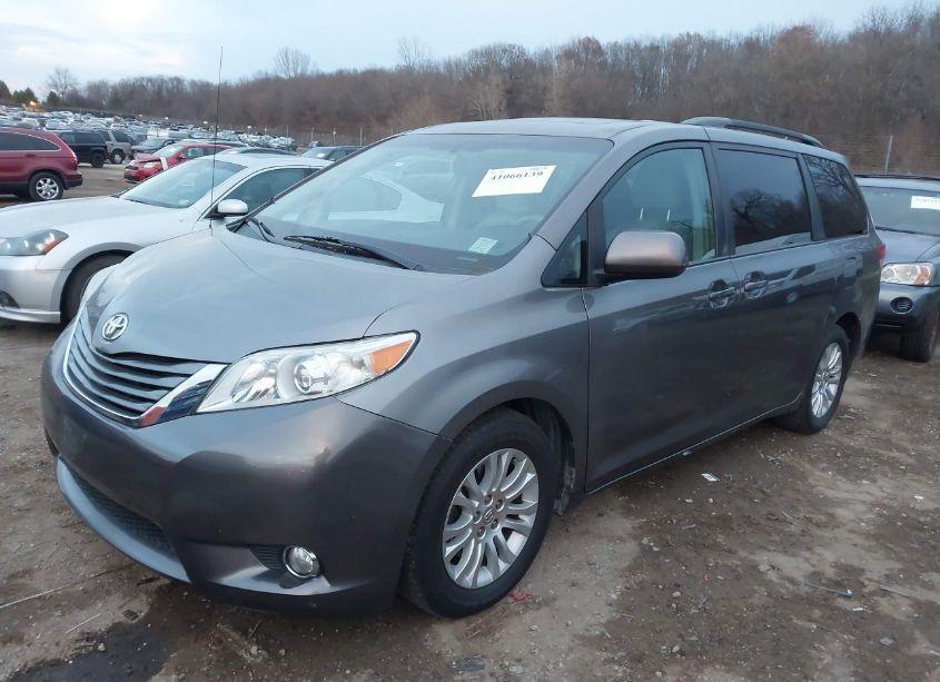Photo 2 of 2013 Toyota Sienna XLE V6 8 PASSENGER (VIN 5TDYK3DCXDS331867)
