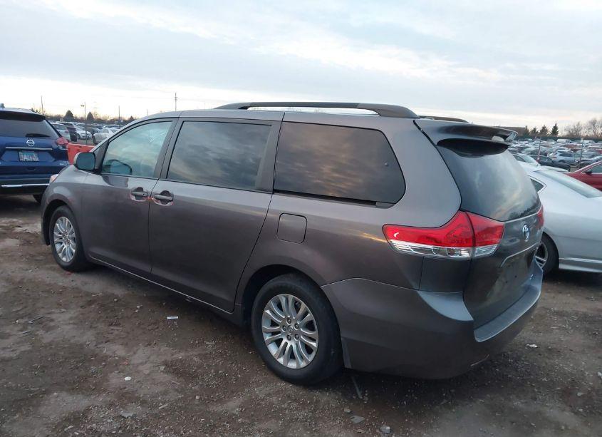 Photo 3 of 2013 Toyota Sienna XLE V6 8 PASSENGER (VIN 5TDYK3DCXDS331867)