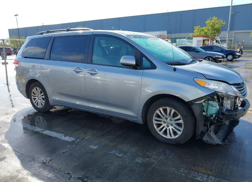 2013 Toyota Sienna XLE V6 8 PASSENGER (VIN 5TDYK3DCXDS346787) main photo