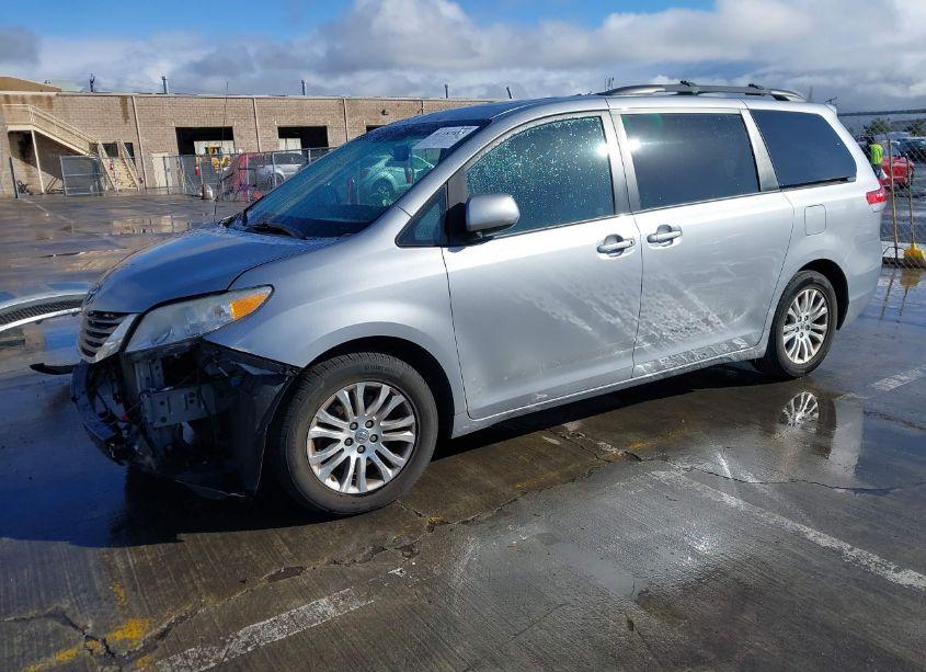 Photo 2 of 2013 Toyota Sienna XLE V6 8 PASSENGER (VIN 5TDYK3DCXDS346787)