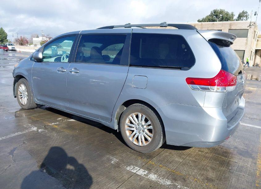 Photo 3 of 2013 Toyota Sienna XLE V6 8 PASSENGER (VIN 5TDYK3DCXDS346787)