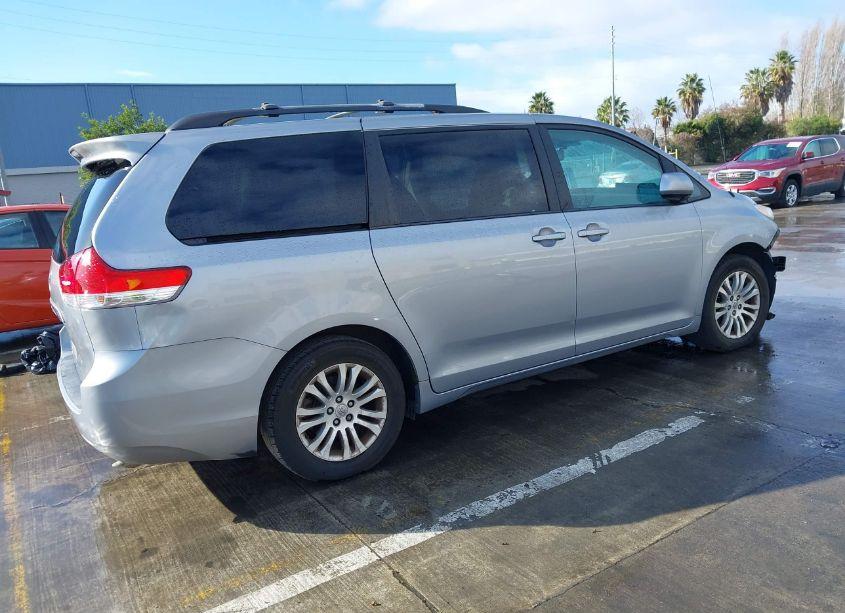 Photo 4 of 2013 Toyota Sienna XLE V6 8 PASSENGER (VIN 5TDYK3DCXDS346787)