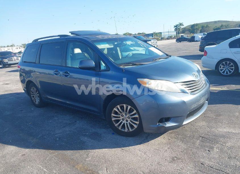 2013 Toyota Sienna XLE V6 8 PASSENGER (VIN 5TDYK3DCXDS350533) main photo