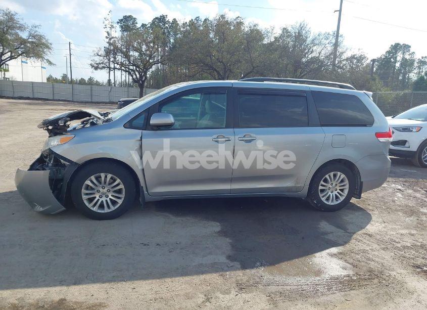 Photo 14 of 2013 Toyota Sienna XLE V6 7 PASSENGER AUTO ACCESS SEAT/XLE V6 8 PASSENGER (VIN 5TDYK3DCXDS355408)