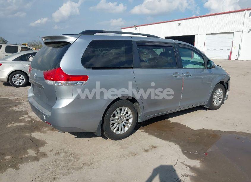 Photo 4 of 2013 Toyota Sienna XLE V6 7 PASSENGER AUTO ACCESS SEAT/XLE V6 8 PASSENGER (VIN 5TDYK3DCXDS355408)