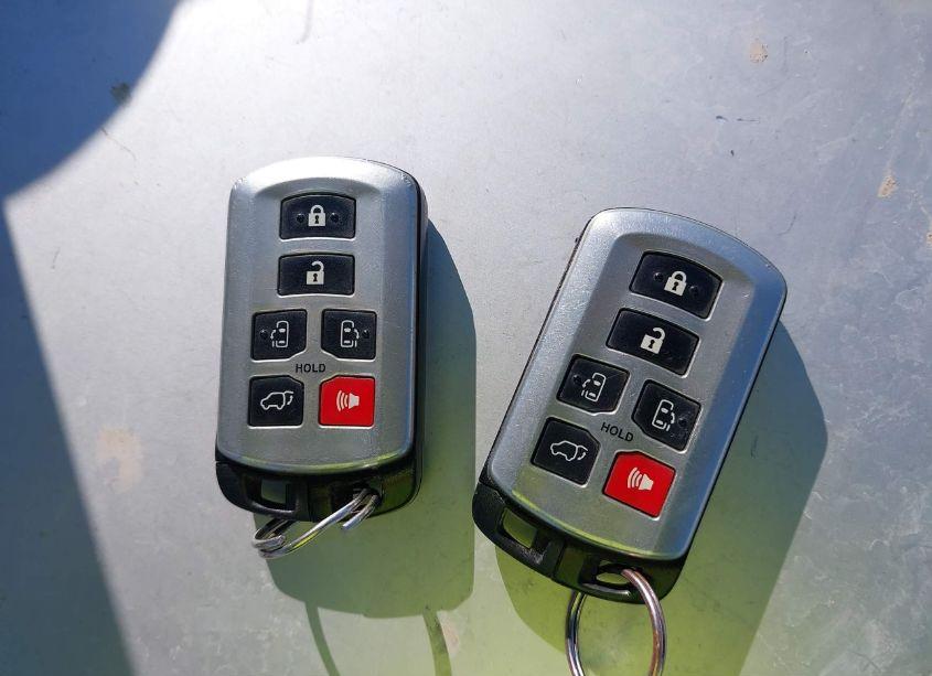 Photo 11 of 2013 Toyota Sienna XLE/LIMITED (VIN 5TDYK3DCXDS356865)